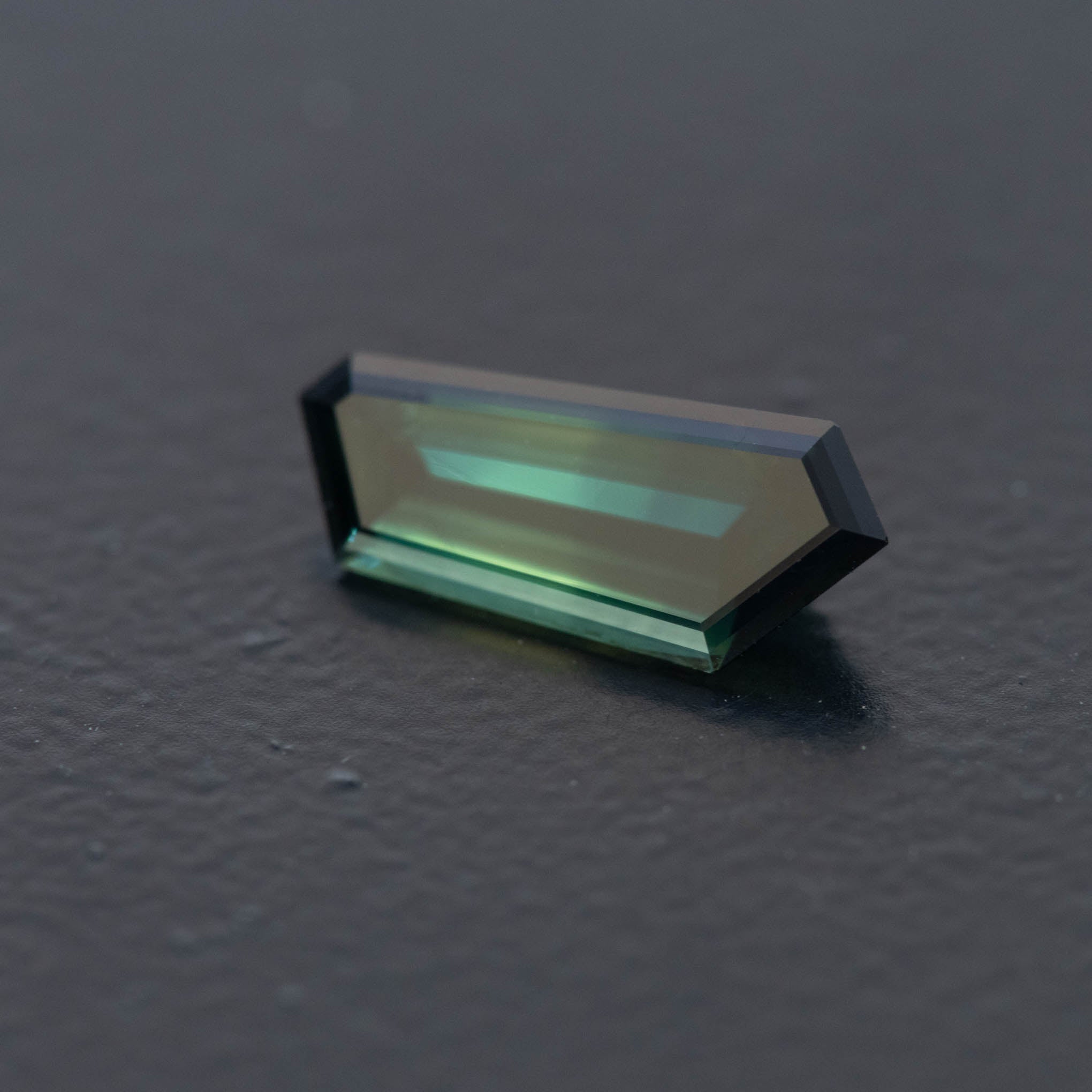 Green Free Form Sapphire 1.74ct  [S.G.FF.2563]