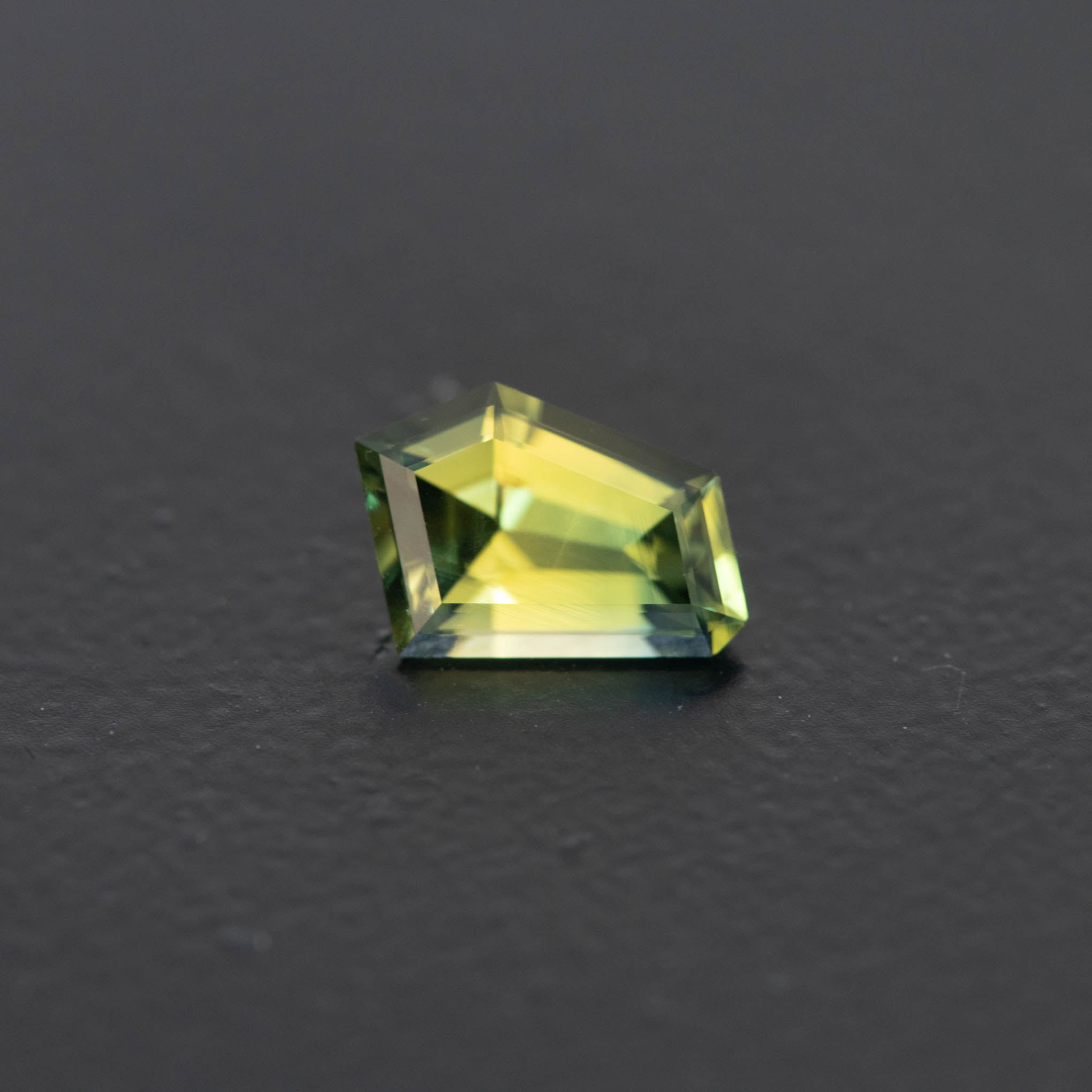 Parti Free Form Sapphire 1.47ct  [S.P.FF.2564]