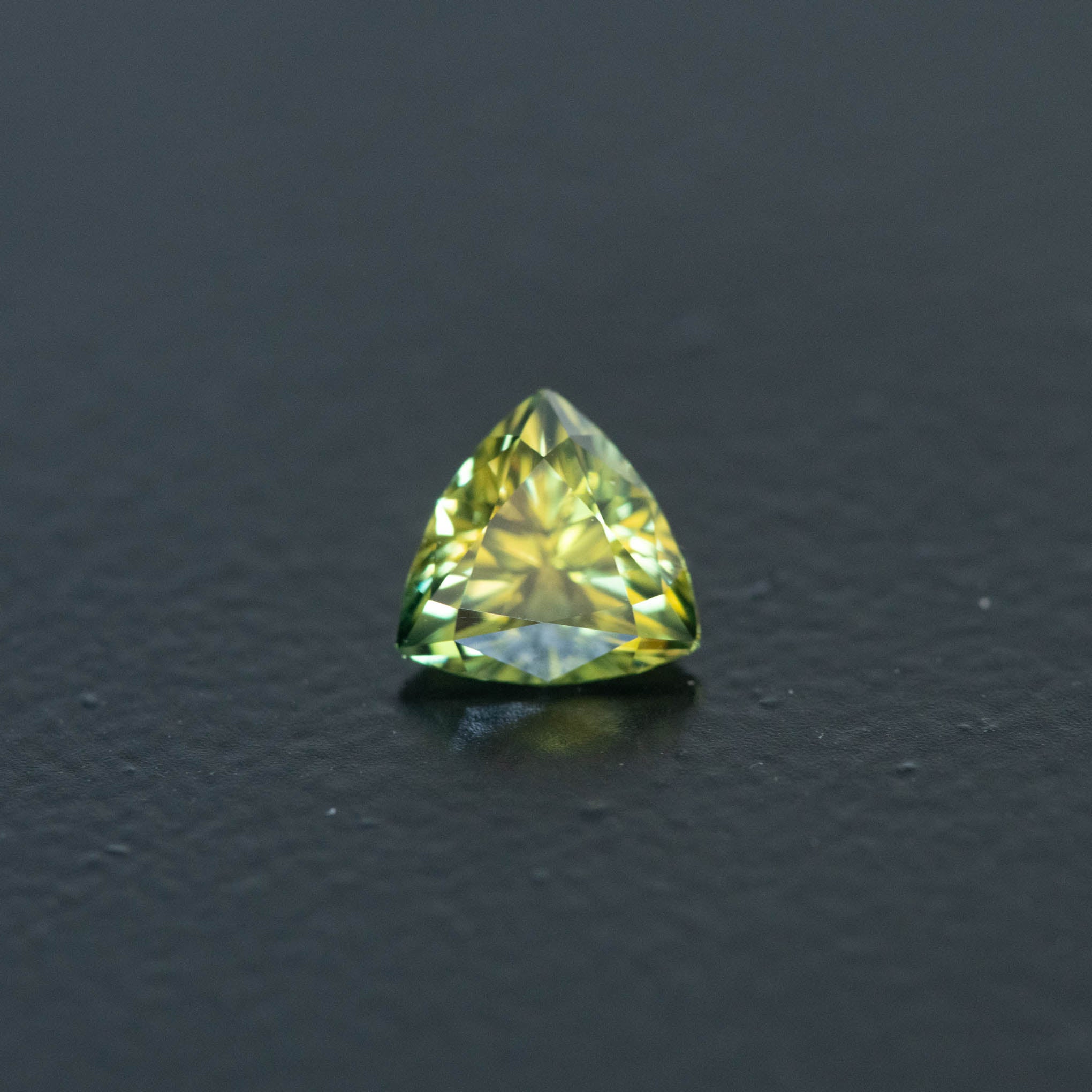 Parti Trilliant Sapphire 0.84ct  [S.P.T.2567]