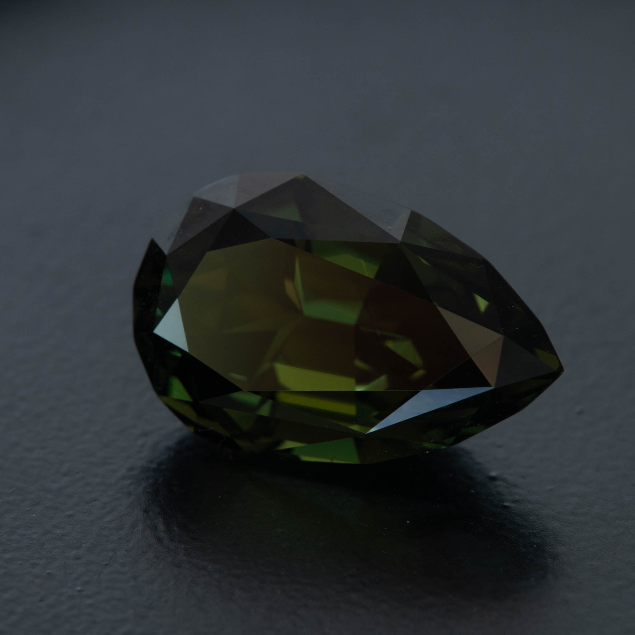 Green Pear Sapphire 23.08ct  [S.G.PE.2574]