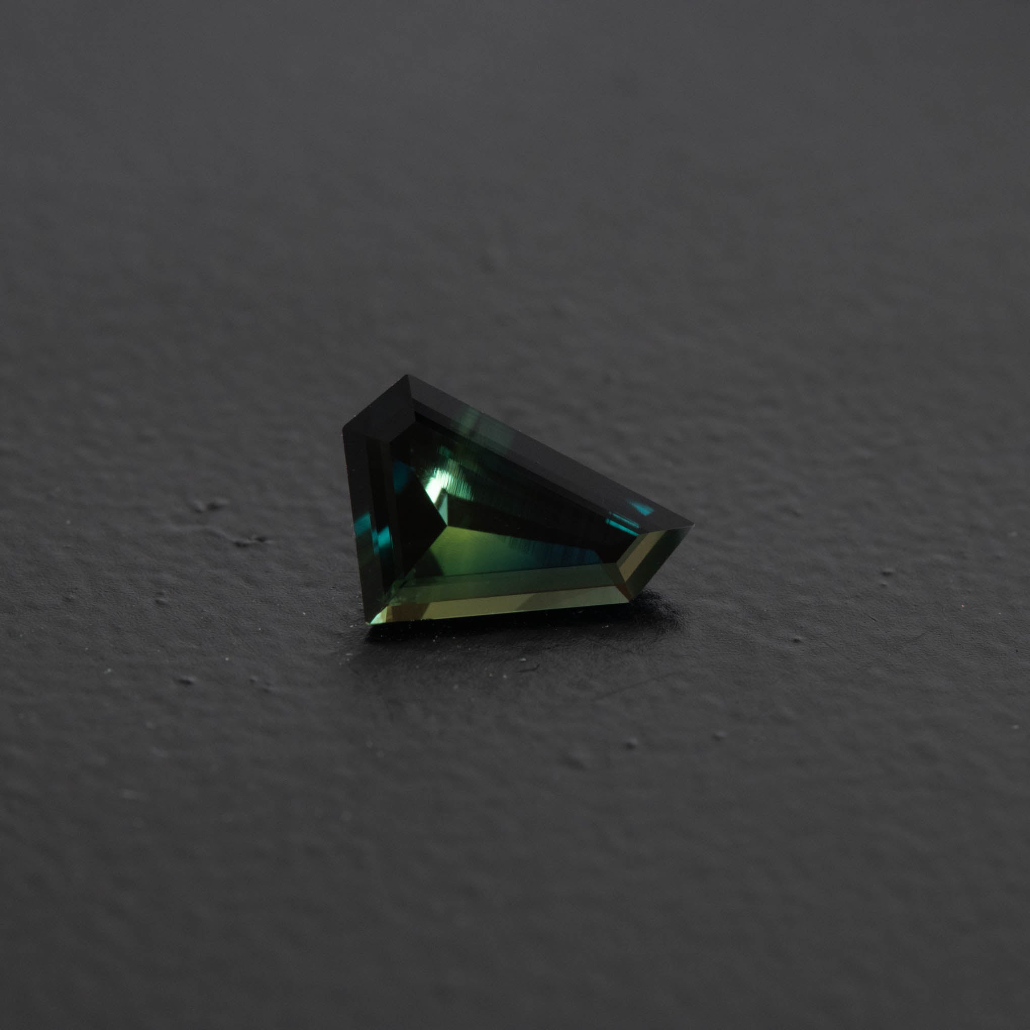 Parti Free Form Sapphire 1.02ct  [S.P.FF.2580]