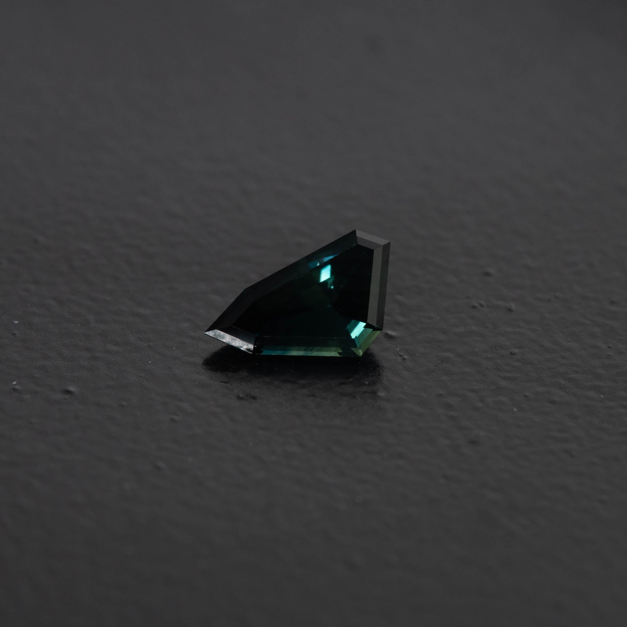 Teal Free Form Sapphire 0.82ct  [S.T.FF.2582]