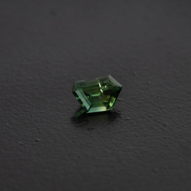 Green Free Form Sapphire 0.79ct  [S.G.FF.2583]