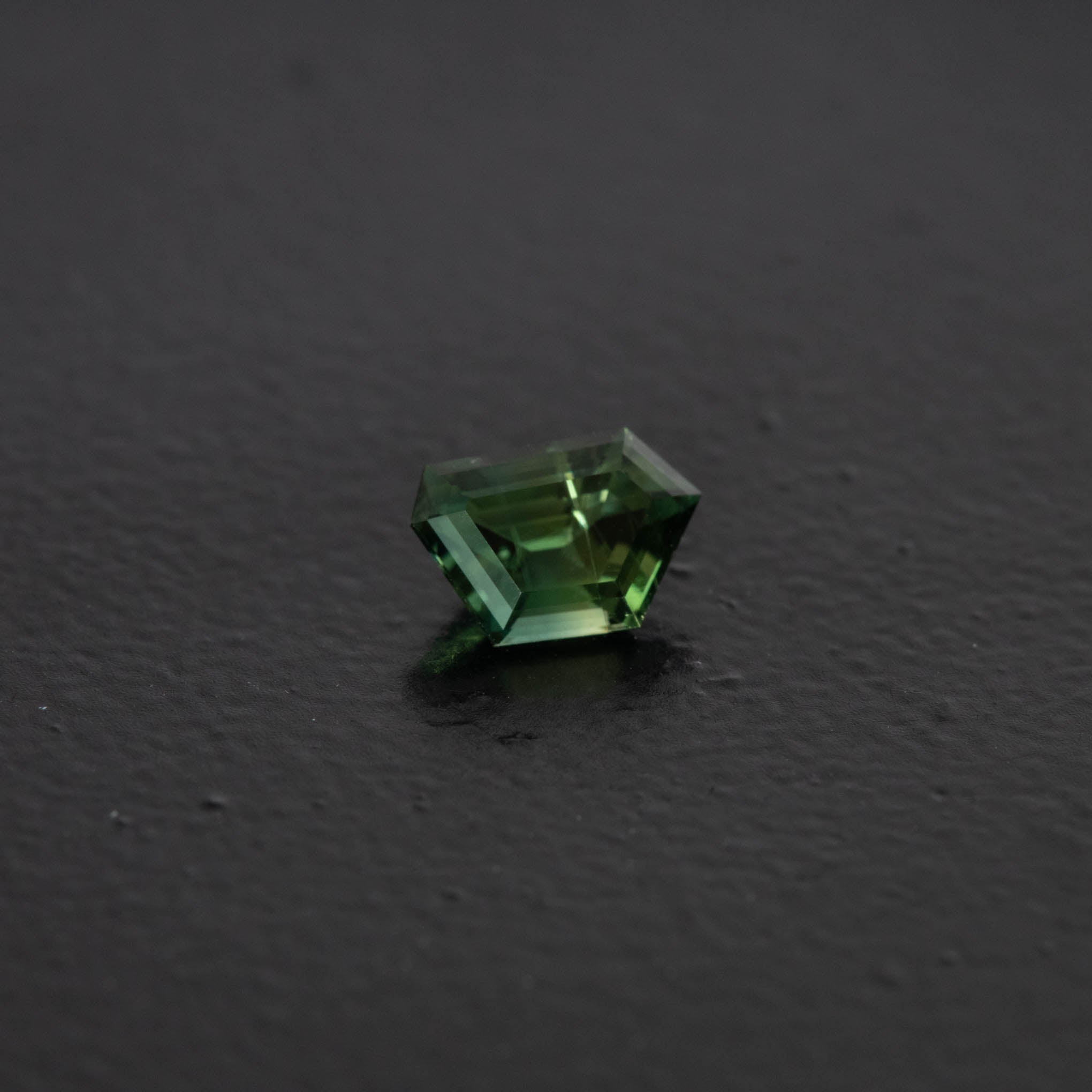 Green Free Form Sapphire 0.79ct  [S.G.FF.2583]