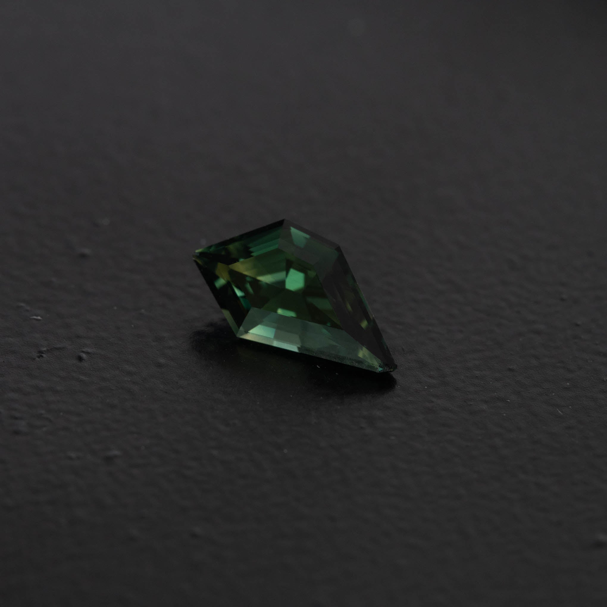 Green Free Form Sapphire 1.28ct  [S.G.FF.2584]