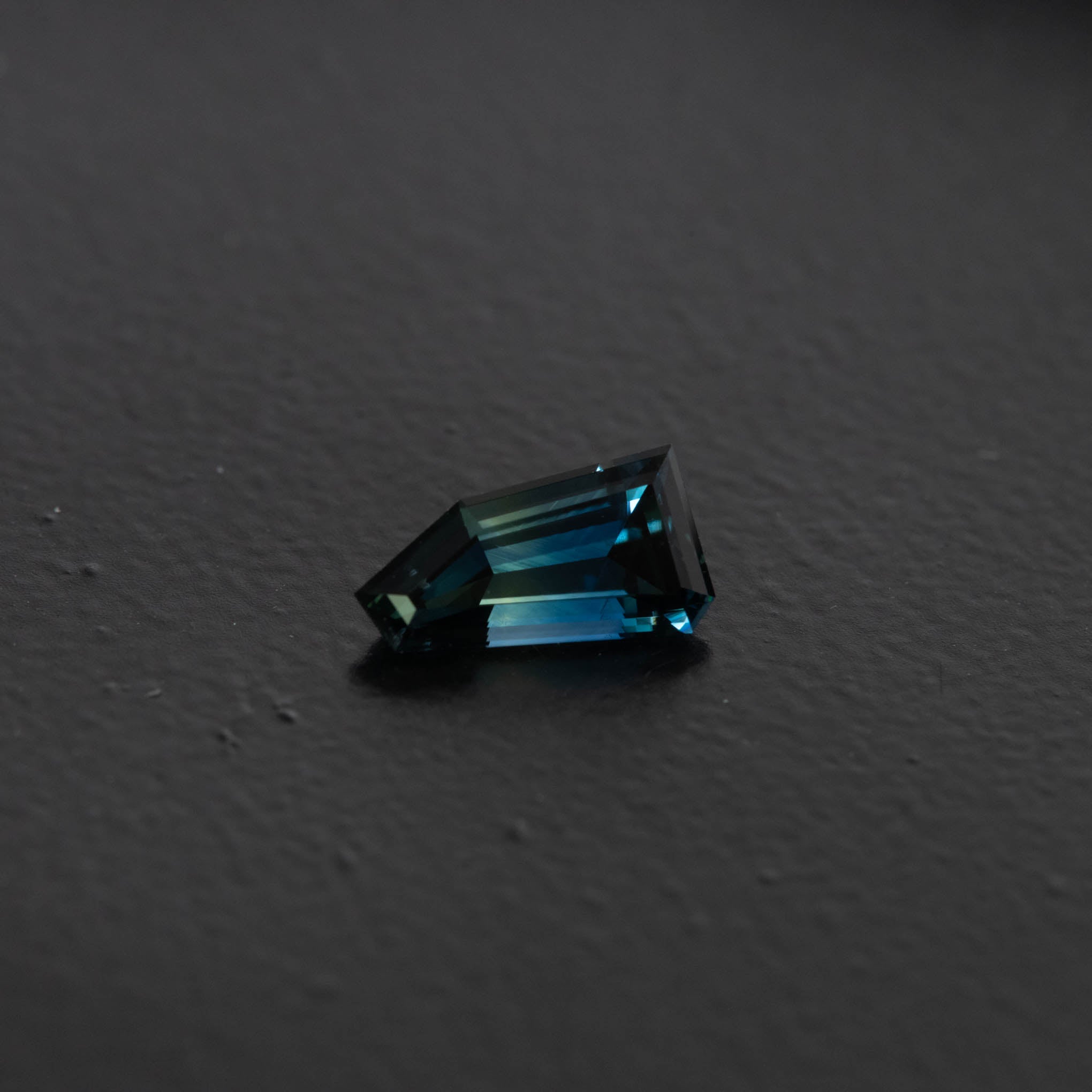 Parti Free Form Sapphire 0.92ct  [S.P.FF.2585]