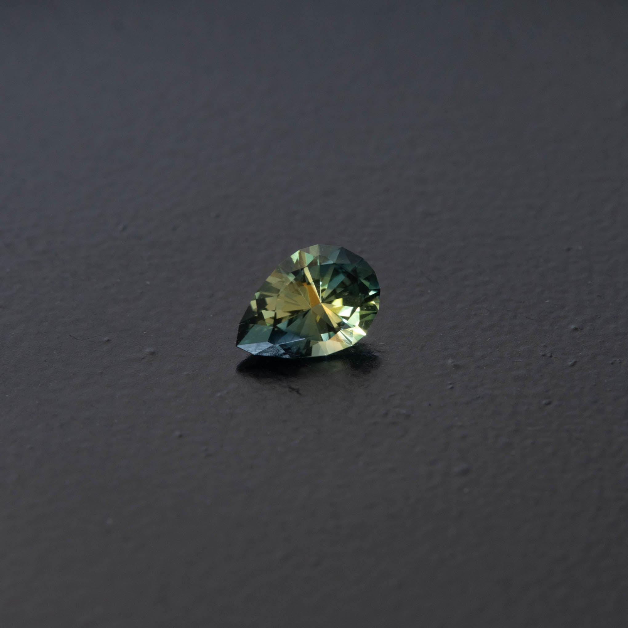 Parti Pear Sapphire 0.82ct  [S.P.PE.2588]