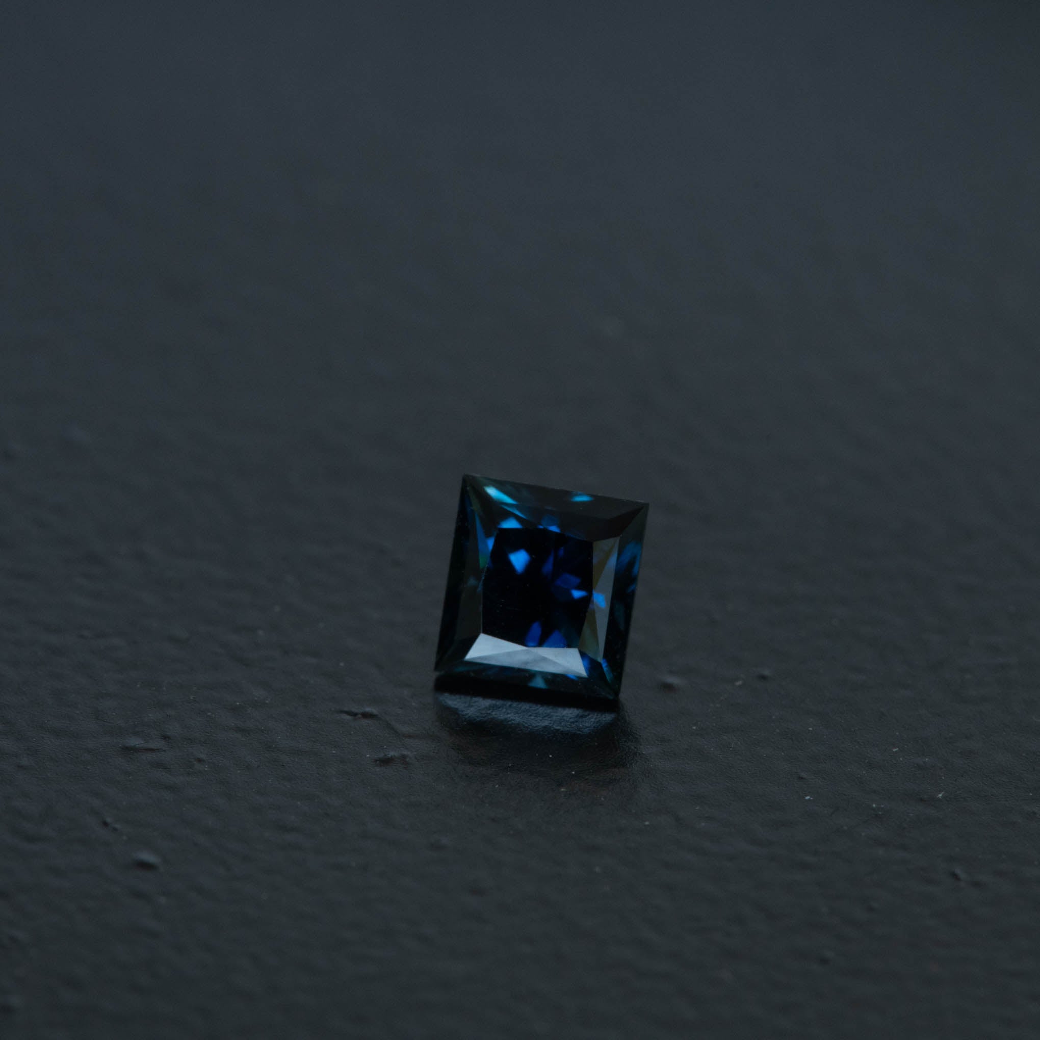Blue Square Sapphire 0.7ct  [S.B.SQ.2599]