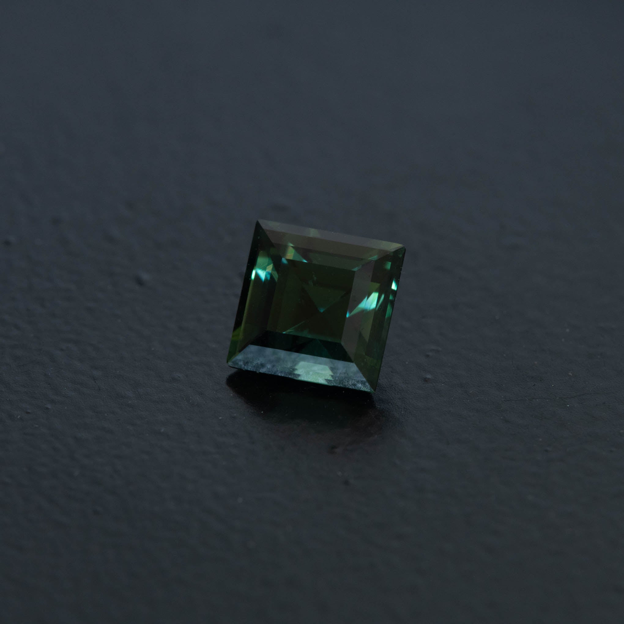 Green Square Sapphire 1.72ct  [S.G.SQ.2601]