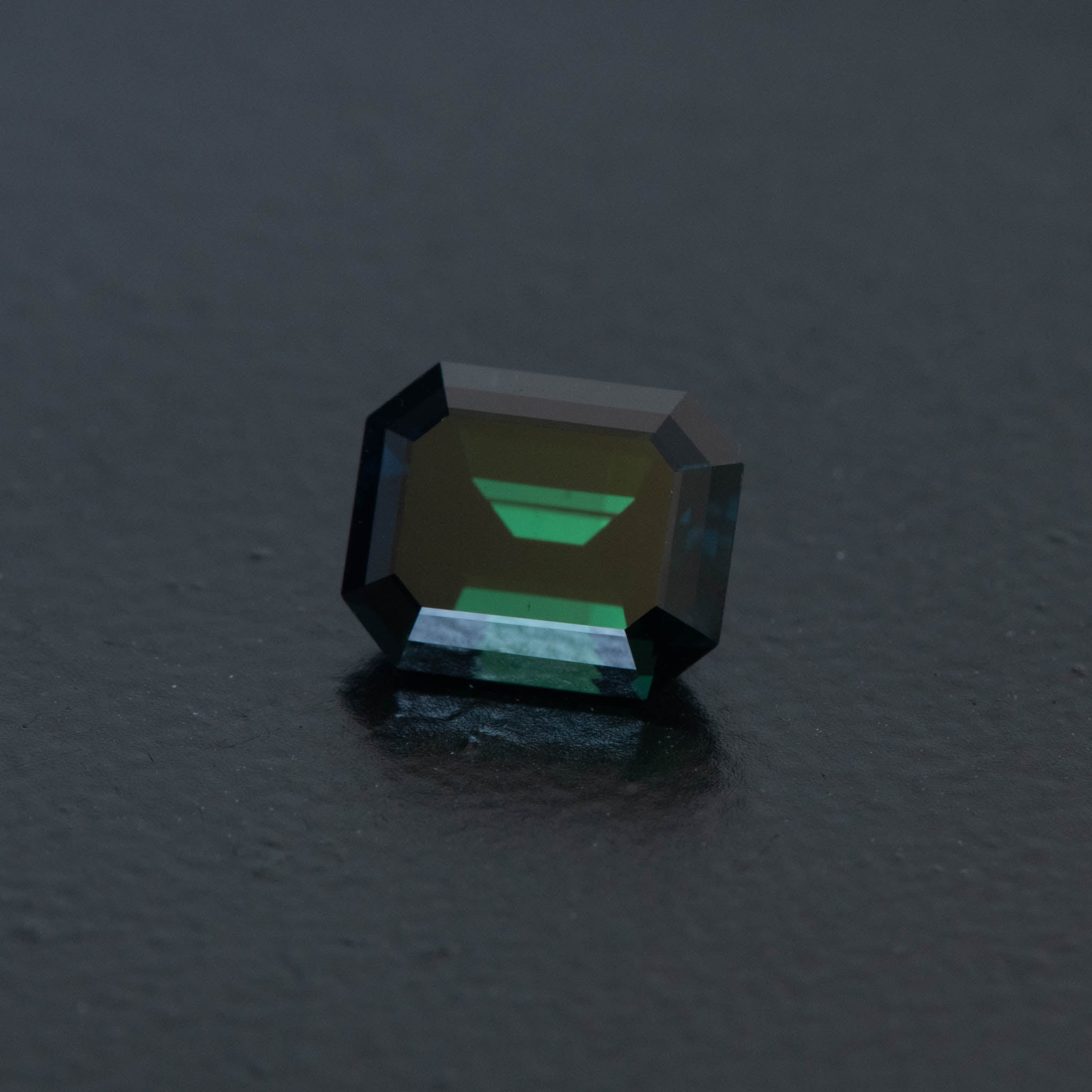 Green Emerald Sapphire 1.96ct  [S.G.E.2607]