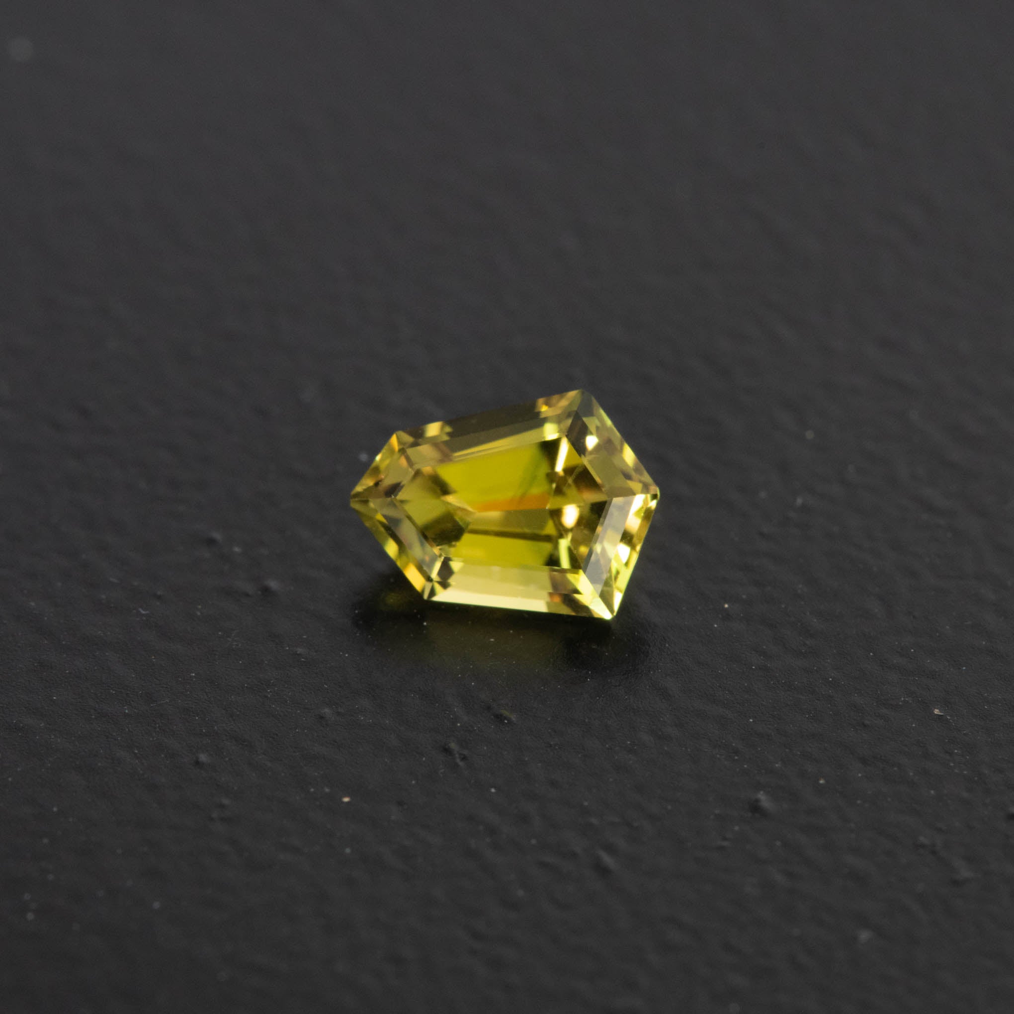 Yellow Free Form Sapphire 1.17ct  [S.Y.FF.2619]