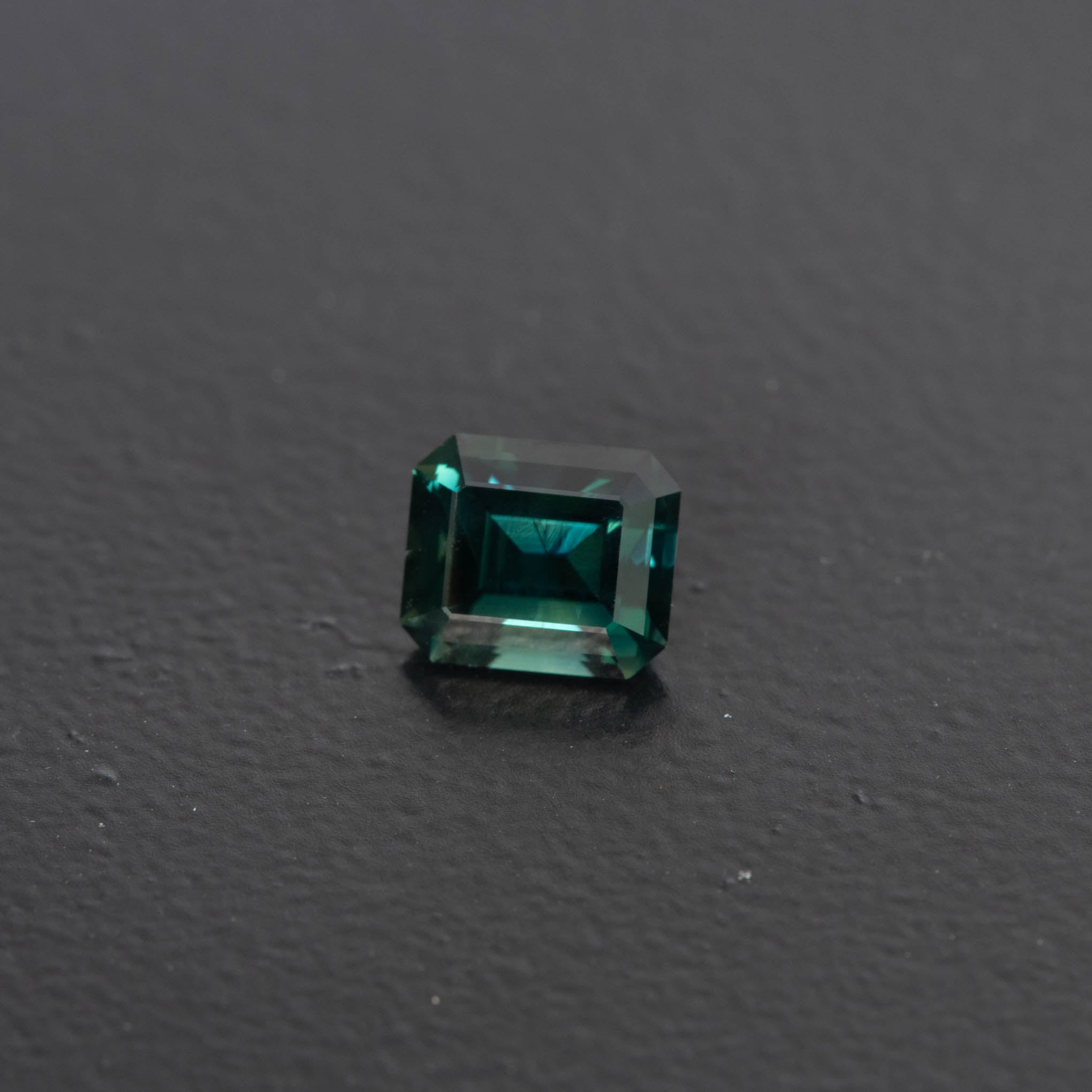 Green Emerald Sapphire 1.6ct  [S.G.E.2622]