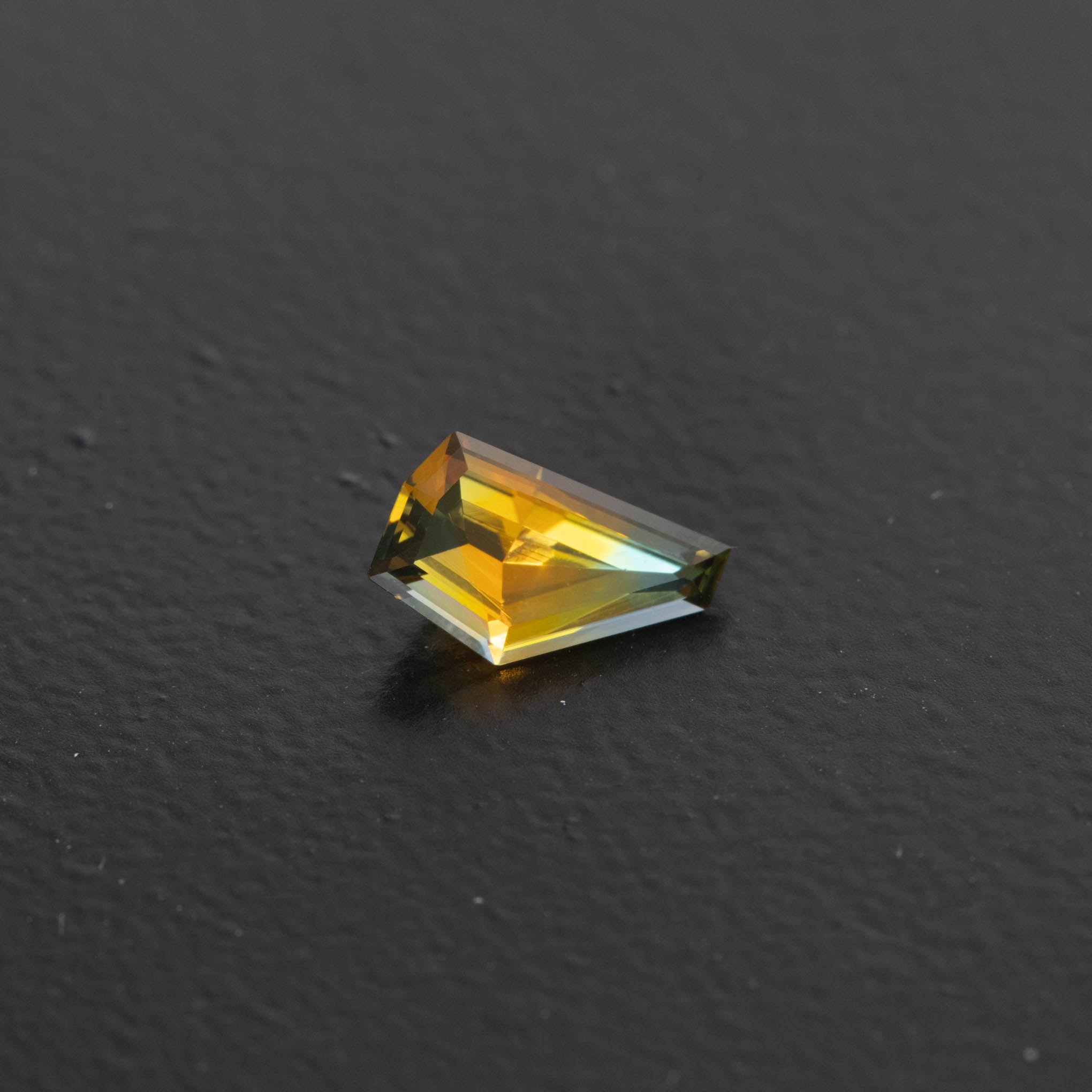 Parti (Orange & Blue) Free Form Sapphire 1.07ct  [S.P.FF.2623]