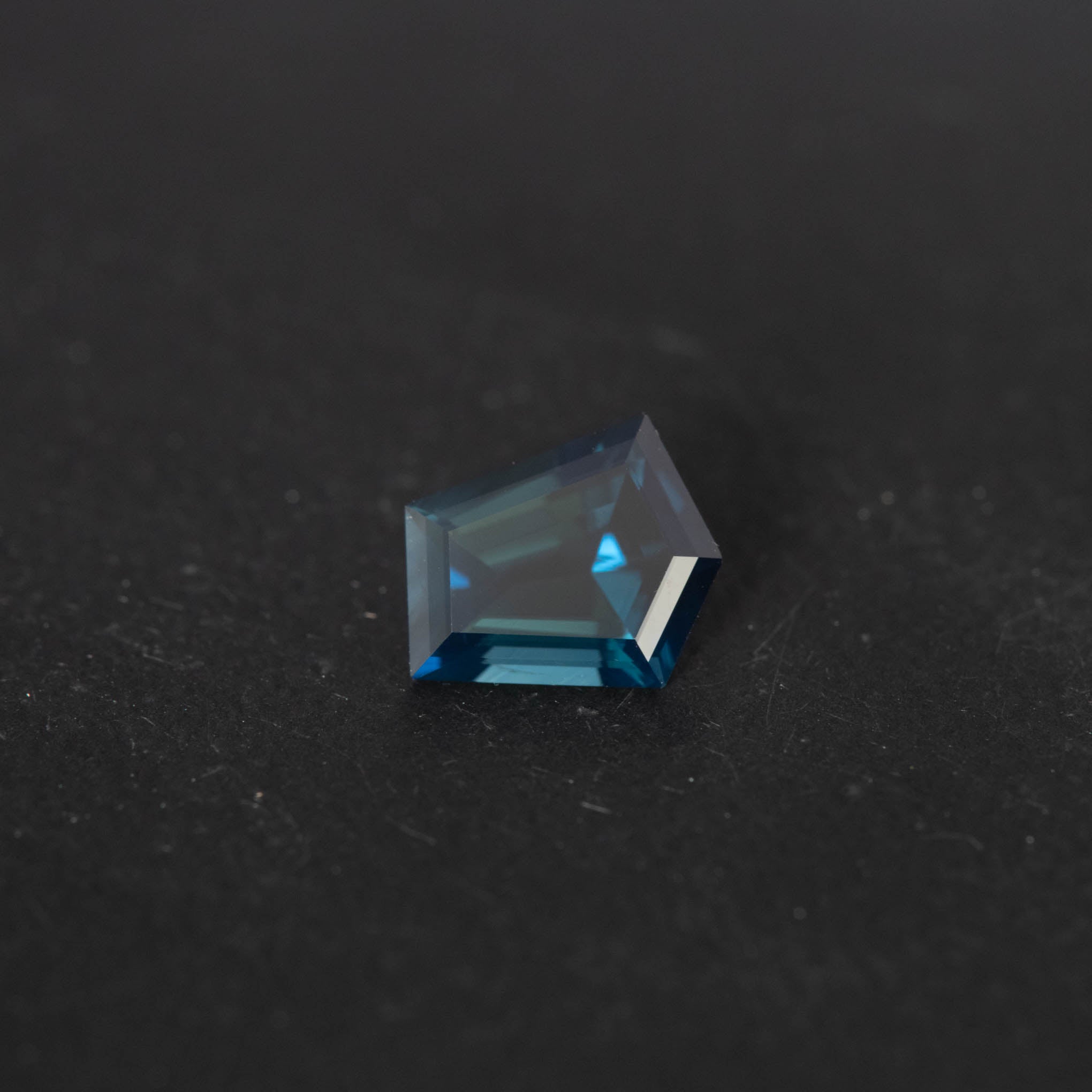 Blue Free Form Sapphire 1.56ct  [S.B.FF.2631]