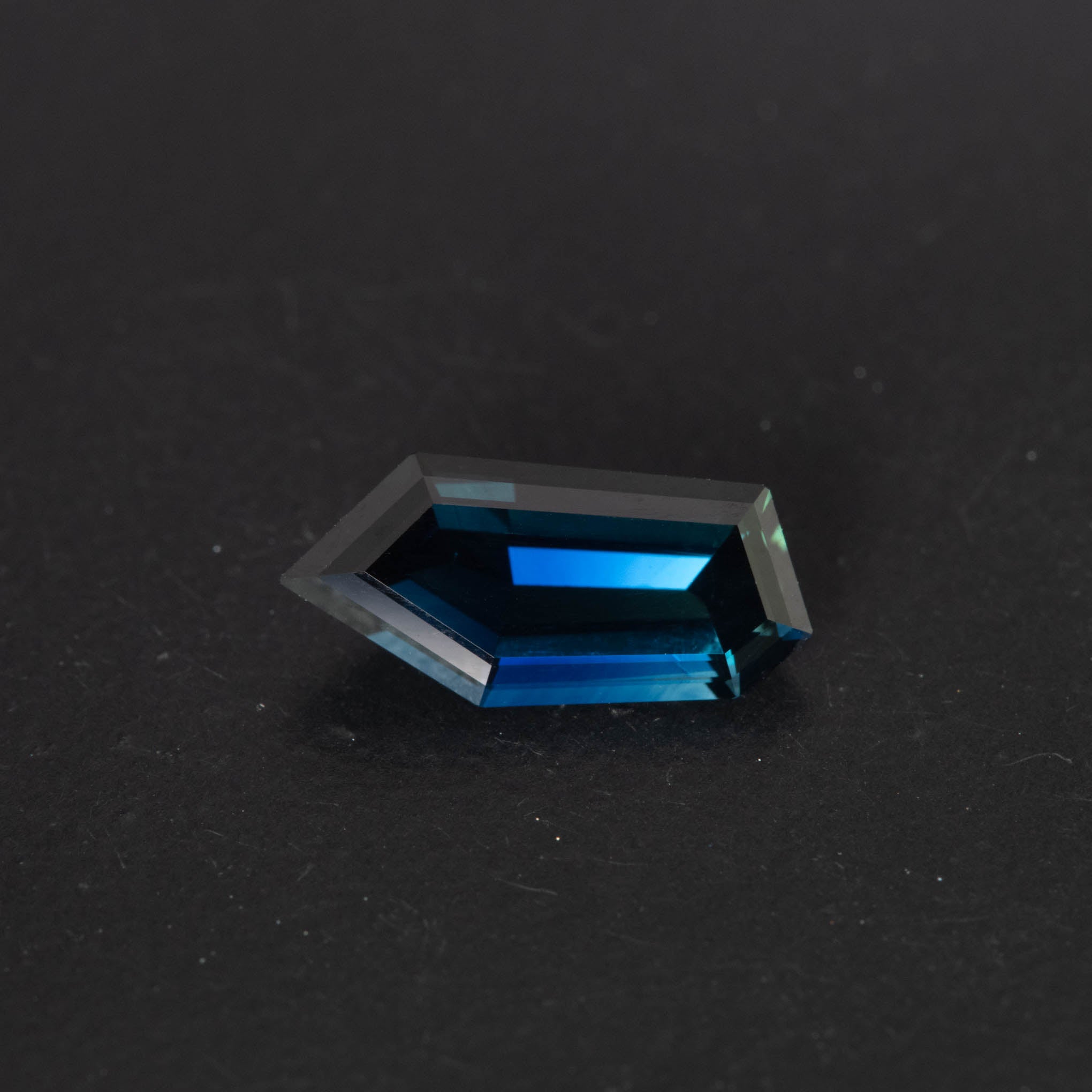 Blue Free Form Sapphire 2.7ct  [S.B.FF.2651]