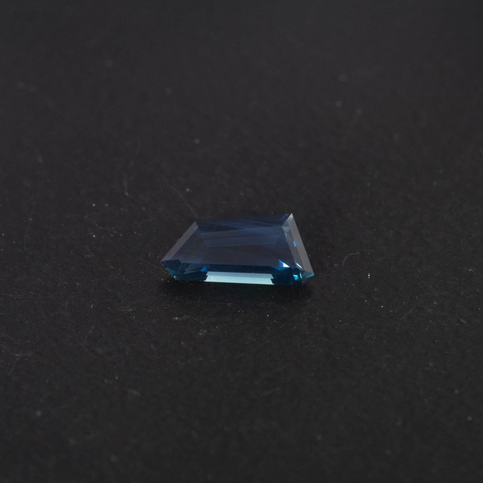 Blue Free Form Sapphire 0.67ct  [S.B.FF.2657]