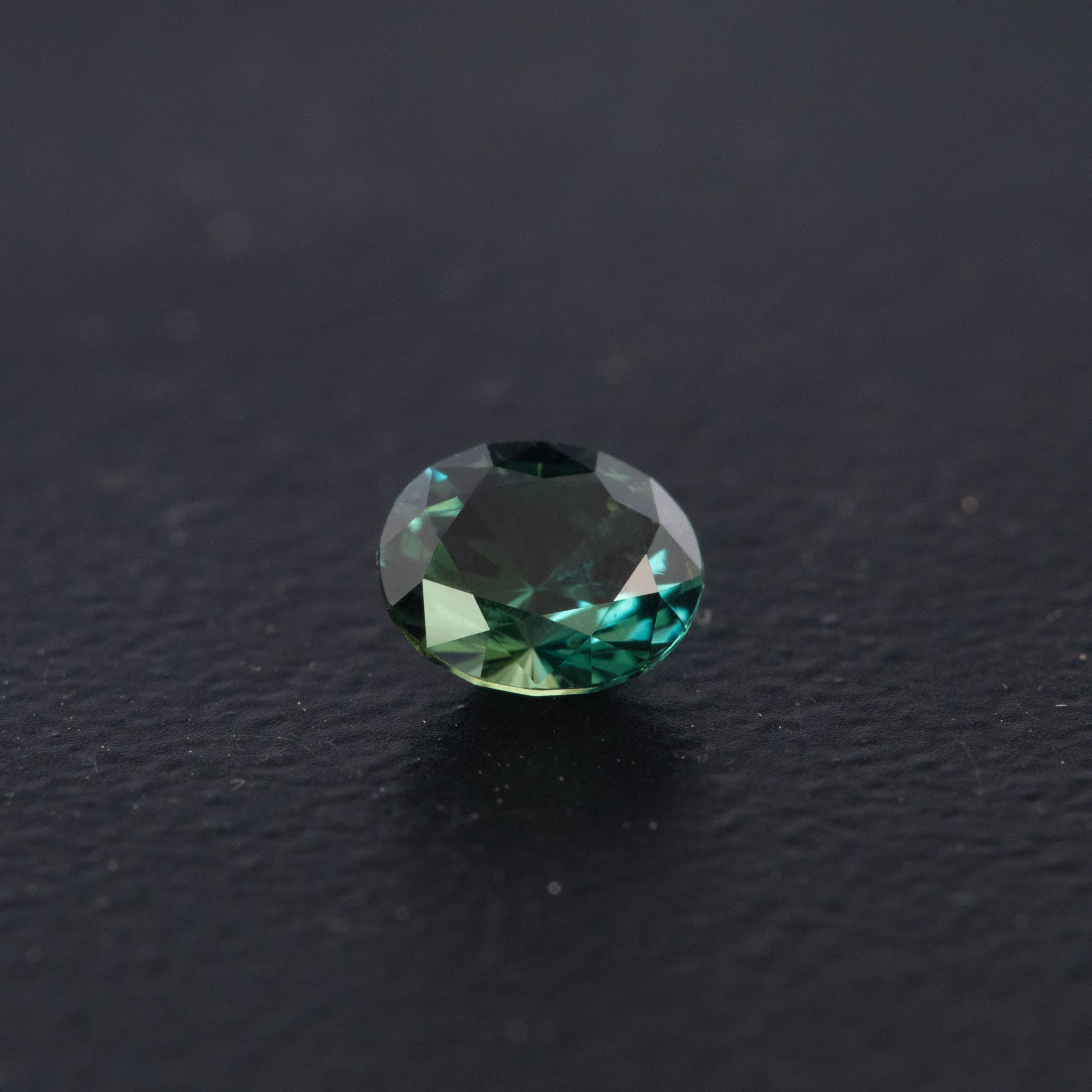 Green Oval Sapphire 0.76ct  [S.G.O.2688]