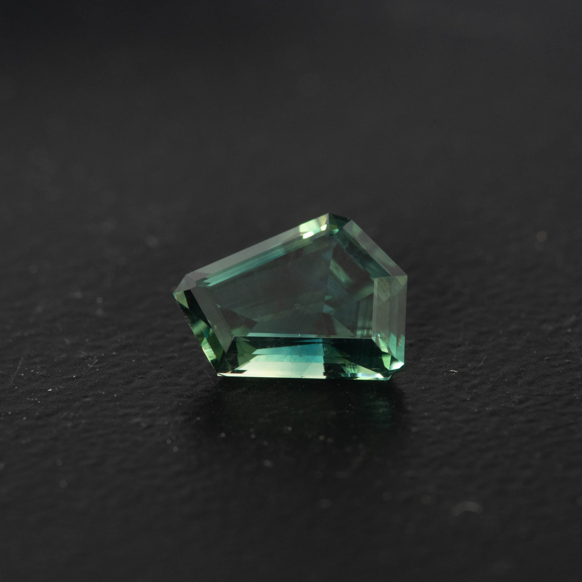 Green Free Form Sapphire 2.23ct  [S.G.FF.2693]