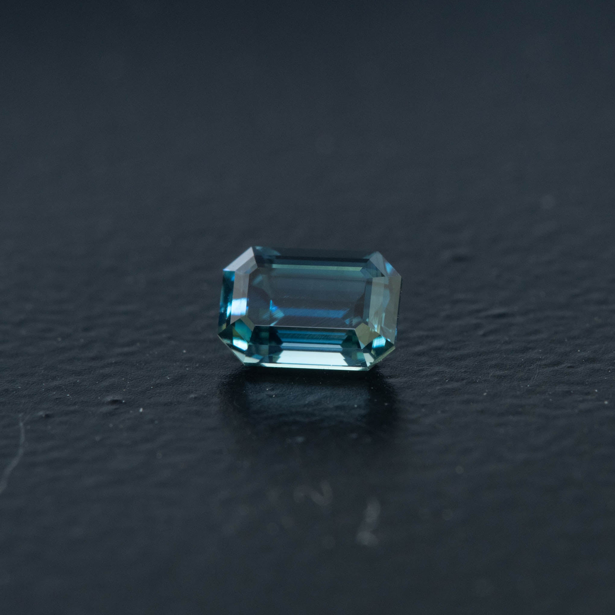 Blue Emerald Sapphire 0.6ct  [S.B.E.2701]